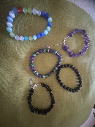 Pulsera de minerales marrón y dorado