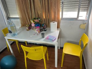 Mesa y 4 sillas de Comedor