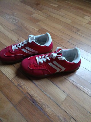 Zapatillas rojas y blancas en perfecto estado