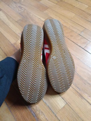 Zapatillas rojas y blancas en perfecto estado