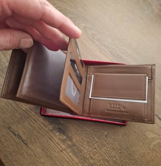 Cartera de cuero marrón claro