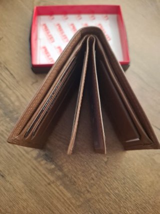 Cartera de cuero marrón claro