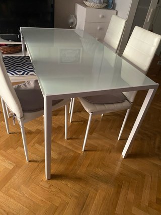 Mesa comedor con 4 sillas blancas