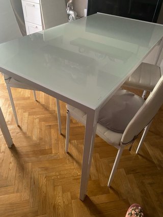 Mesa comedor con 4 sillas blancas