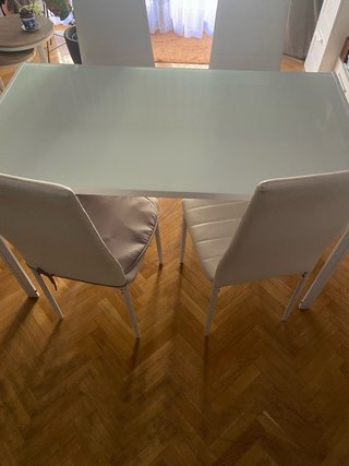 Mesa comedor con 4 sillas blancas