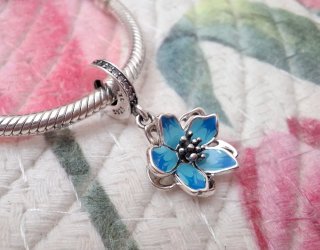 Charm Colgante Flor de Cerezo Azul