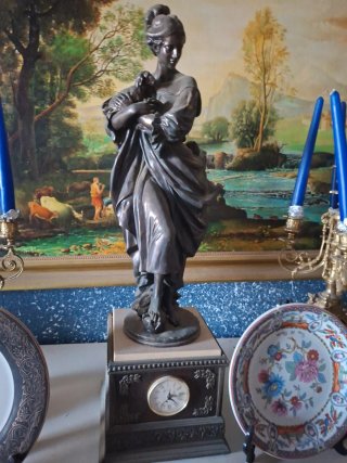 Figura de bronce con base de mármol