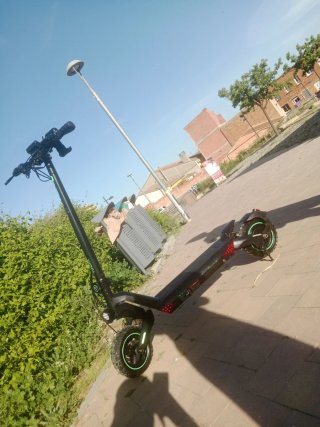 Patín eléctrico negro