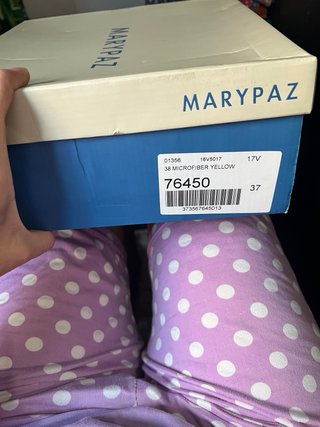 Zapatos de tacón amarillos con plataforma