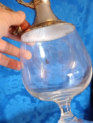 Caraffa in vetro con decoro e drago