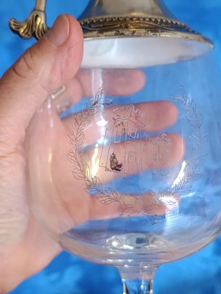 Caraffa in vetro con decoro e drago
