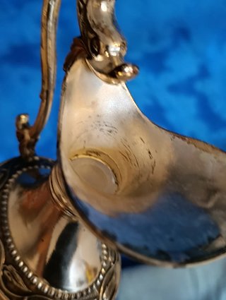 Caraffa in vetro con decoro e drago