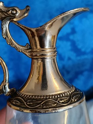 Caraffa in vetro con decoro e drago