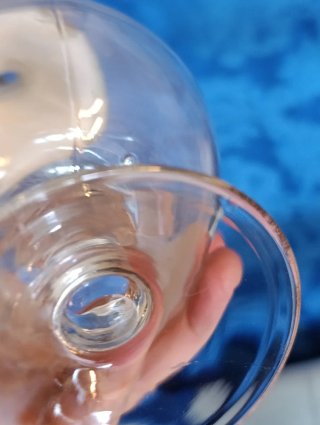 Caraffa in vetro con decoro e drago