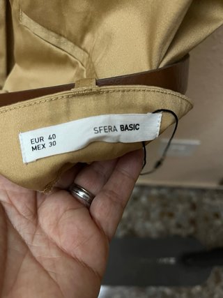 Pantalón de vestir beis dorado