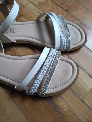 Sandalias blancas y plateadas para niña