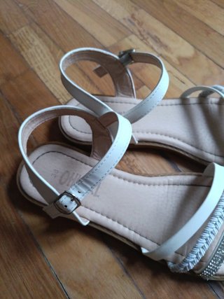 Sandalias blancas y plateadas para niña