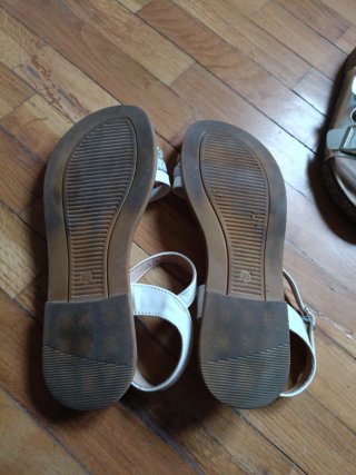 Sandalias blancas y plateadas para niña