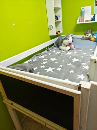 Cama alta infantil Flexa más pizarra.