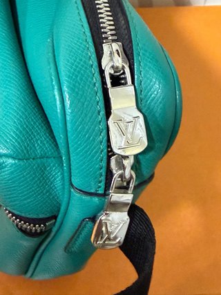 Bolso Louis Vuitton Taiga  Turquesa Auténtico