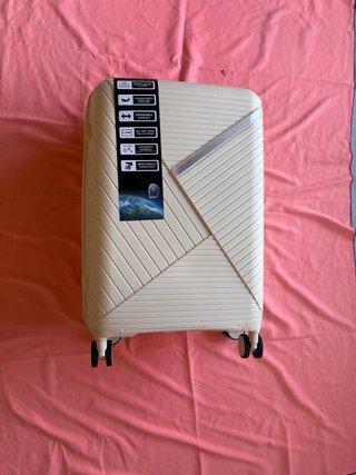 Maleta de mano con neceser color beige