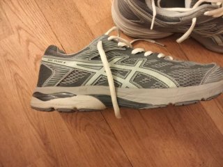 Zapatillas ASICS grises y blancas