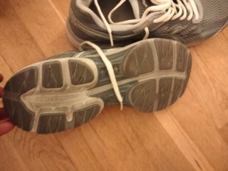 Zapatillas ASICS grises y blancas