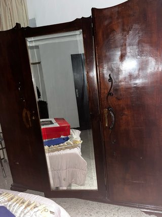 Dormitorio antiguo madera oscura con espejo