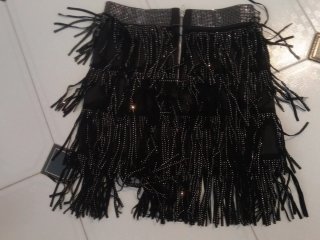 Falda negra con volantes y brillos