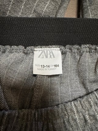 Pantalón de vestir gris con rayas blancas