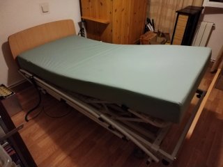 Cama geriátrica eléctrica con barandillas