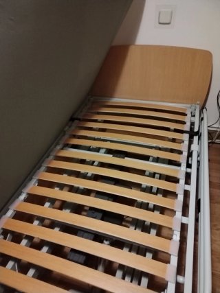 Cama geriátrica eléctrica con barandillas