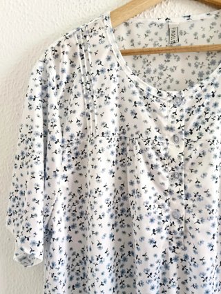 Camisón floral XXL blanco y azul manga corta