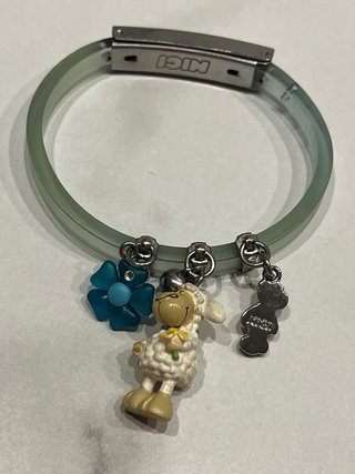 Pulsera Nici con charms de flor, oso y oveja