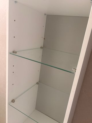 Armario estrecho blanco y cristal ikea