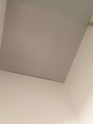 Armario estrecho blanco y cristal ikea