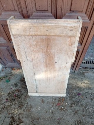 Tabla de lavar madera antigua con rodillera