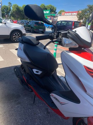 Yamaha Aerox 49cc Blanca y Roja 2017