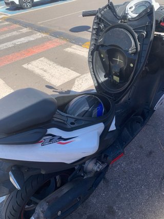 Yamaha Aerox 49cc Blanca y Roja 2017