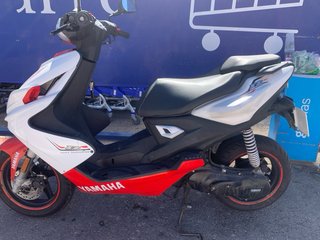 Yamaha Aerox 49cc Blanca y Roja 2017