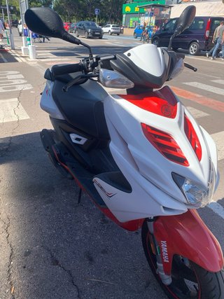 Yamaha Aerox 49cc Blanca y Roja 2017