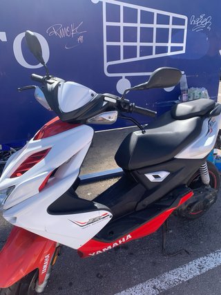 Yamaha Aerox 49cc Blanca y Roja 2017