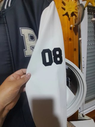 Cazadora bomber negra y blanca
