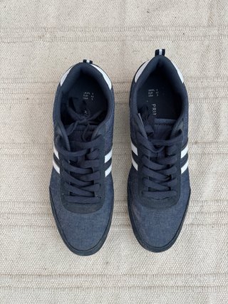 Zapatillas deportivas azules y blancas. Uso: 2 dia