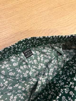 Falda verde con estampado floral blanco