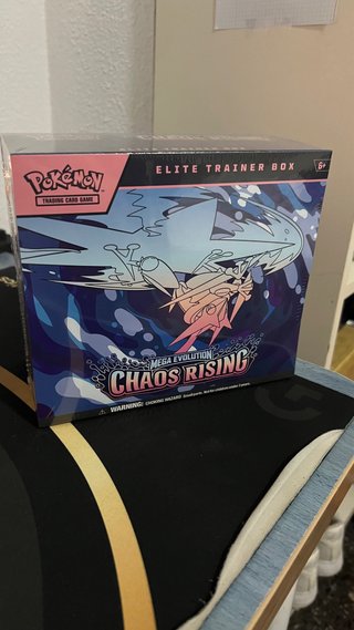 Pokemon TCG: Elite Trainer Box Chaos Rising de segunda mano por