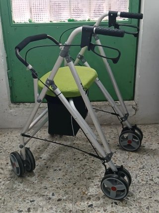 Andador con asiento y ruedas