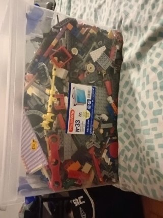 Caja de LEGOs con muchas piezas
