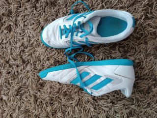 Botas de fútbol sala Adidas blancas y turquesa