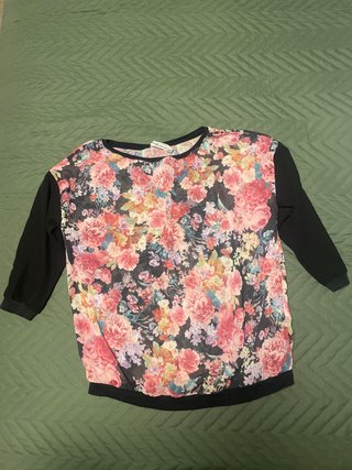 Camisa Gasa Estampada Flores de media manga negra.